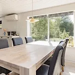 6 Person In Hojslev-by Traum