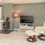 6 Person In Hojslev-by Traum *