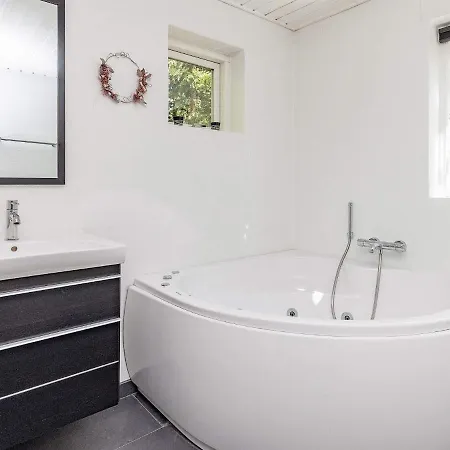 6 Person In Hojslev-by Traum