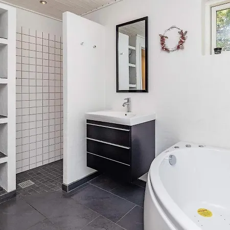 6 Person In Hojslev-by Traum