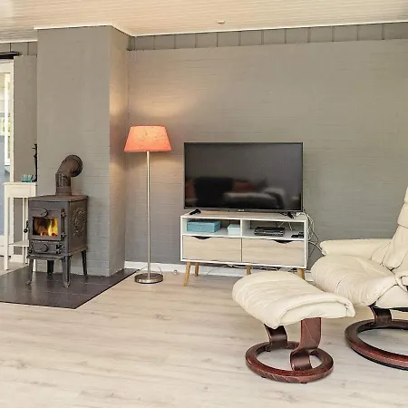 6 Person In Hojslev-by Traum *