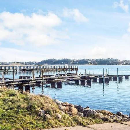 6 Person In Hojslev-by Traum