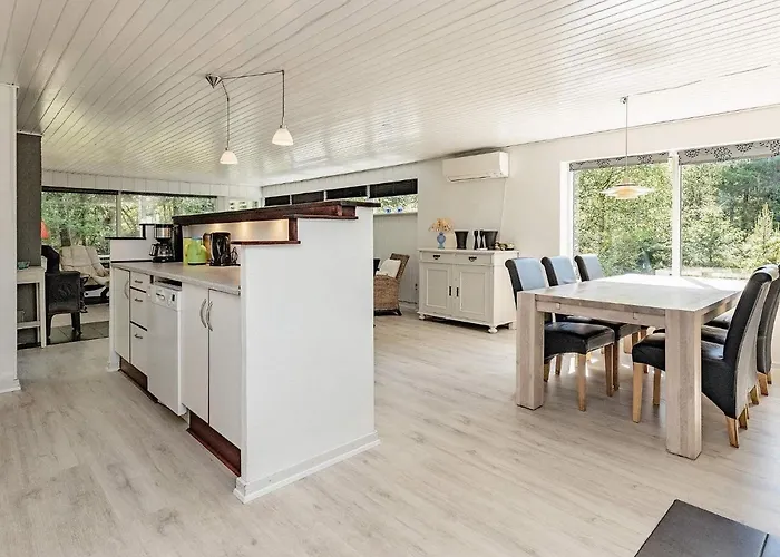6 Person In Hojslev-by Traum